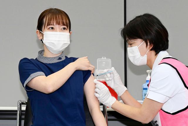 1일 일본 중부 도요아케시의 병원에서 한 의료진이 코로나19 백신을 맞고 있다. 도요아케=AP 연합뉴스