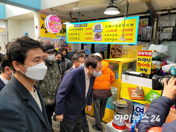 윤석열 국민의힘 대선후보가 11일 강원도 속초 대포항 수산시장을 둘러보고 있다. [사진=정호영]