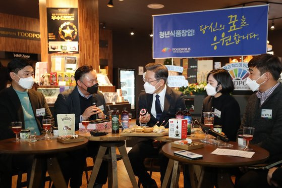 이재명 더불어민주당 대선 후보가 3일 매타버스(매주 타는 민생 버스) 전북지역 순회 첫 행선지로 전북 익산시 한국식품산업클러스터진흥원을 방문해 청년 창업인들과 대화하고 있다. 뉴스1