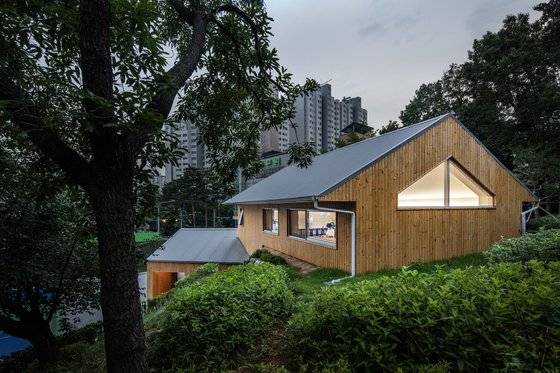 넘은들공원 책 쉼터는 공원의 경관을 지키기 위해 한 층으로 넓게 만들지 않고 기존 땅의 경사를 활용해 건물을 2개 층으로 작게 만들었다. [사진 진효숙 작가]