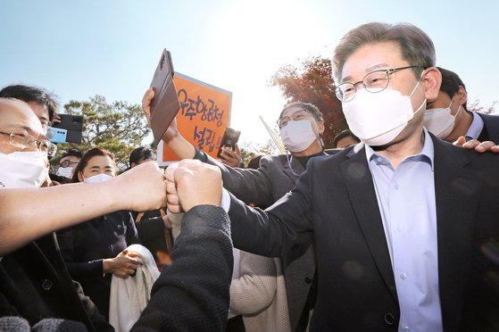 이재명 더불어민주당 대선 후보가 '매타버스'(매주 타는 민생버스) 행보 사흘째인 11월14일 오후 경남 사천시 한국항공우주산업(KAI)을 방문하며 지지자들과 인사하고 있다. 뉴스1