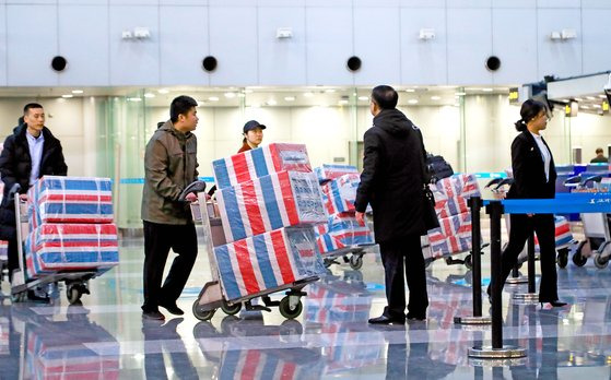 지난 2019년 12월 북한 해외노동자 송환 시한을 앞두고 중국 베이징 서우두 공항에서 북한 노동자로 추정되는 사람들이 출국 준비를 하고 있다. 연합뉴스