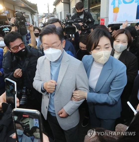 이재명 민주당 후보와 부인 김혜경 씨가 10일 오후 여행객들이 즐겨 찾는 경북 경주시 황리단길을 걸으며 시민들과 인사하고 있다. 연합뉴스