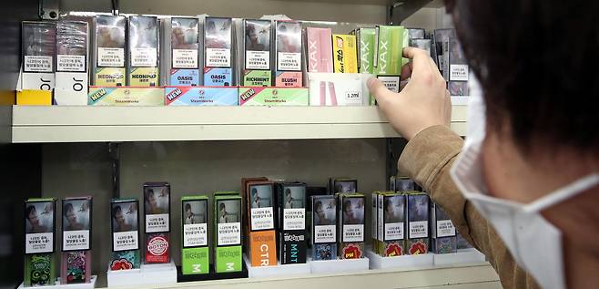 서울의 한 편의점에서 1회용 액상 전자담배가 판매되고있다. [김호영기자]
