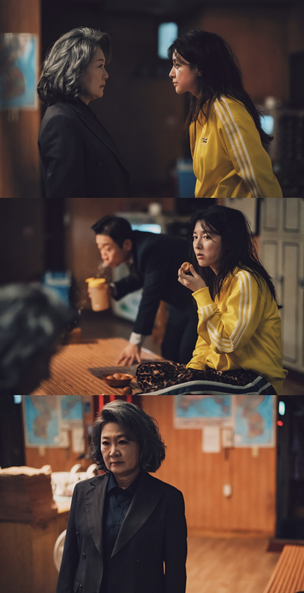 ‘구경이’ 이영애, 김해숙이 다시 한번 목욕탕에서 거래한다.사진=키이스트,그룹에이트,JTBC스튜디오 제공