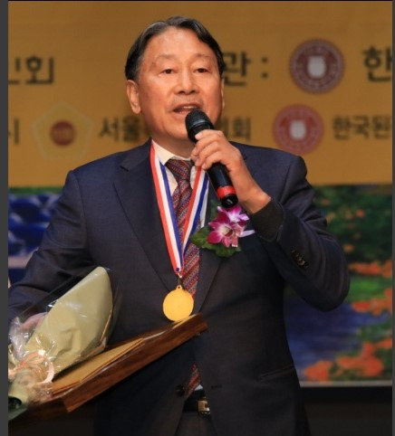 전통간장개발명인으로 선정된 박찬규씨 인사말 모습 .