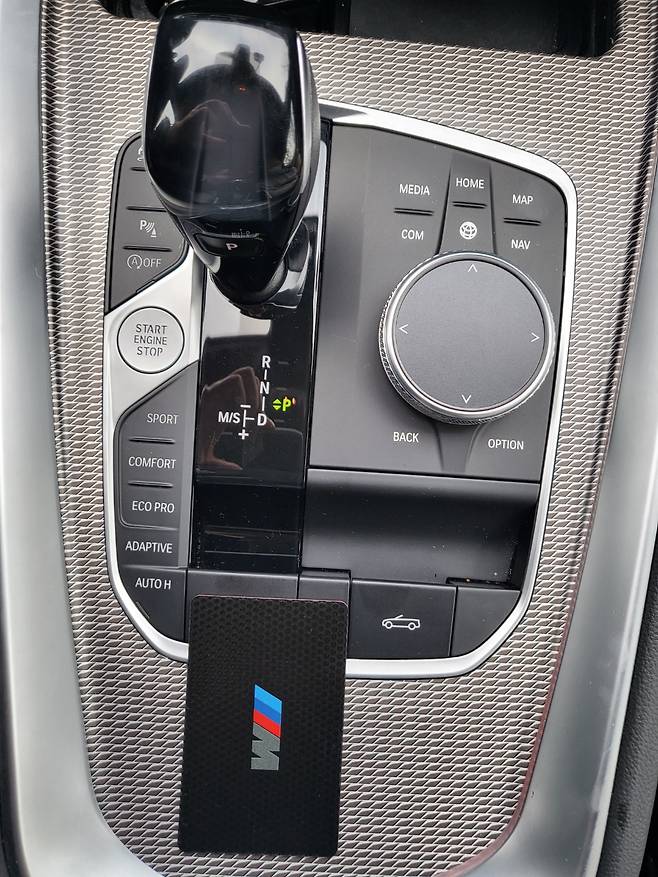BMW Z4 M40i 스텝트로닉 변속기와 M 전용 자동차 키. [김지윤 기자]