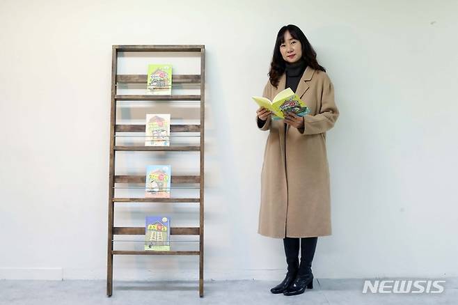 [서울=뉴시스] 박진희 기자 = 동화작가 김리리가 지난 9일 서울 강남구 비룡소에서 뉴시스 인터뷰를 마치고 사진촬영을 하고 있다. 2021.12.11. pak7130@newsis.com