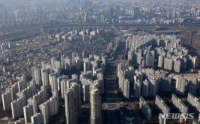 [서울=뉴시스] 조성우 기자 = 대한건설정책연구원(건정연)이 내년 전국의 아파트 매매가격과 전셋값이 모두 상승할 것으로 전망했다. 건정연은 7일 열린 '2022년 건설·주택 경기전망' 세미나에서 아파트 매매가격은 전국 5%, 수도권 7% 상승하고 전셋값은 각각 4%, 5% 오를 것으로 예상했다. 8일 오전 서울 송파구 롯데월드타워 서울스카이에서 아파트 단지가 내려다보이고 있다. 2021.12.08. xconfind@newsis.com