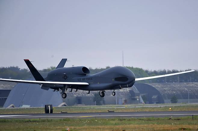 미 공군 RQ-4 글로벌호크 무인정찰기가 감시 임무를 마치고 활주로에 착륙하고 있다. 미 공군 제공