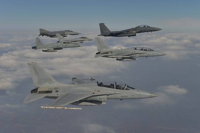 한국 공군 전투기들이 대규모 비행훈련에 참가해 편대를 구성, 비행을 하고 있다. 세계일보 자료사진