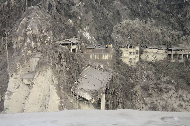 스메루 화산에서 흘러나온 분출물로 폐허가 된 마을의 모습. 사진=AP 연합뉴스