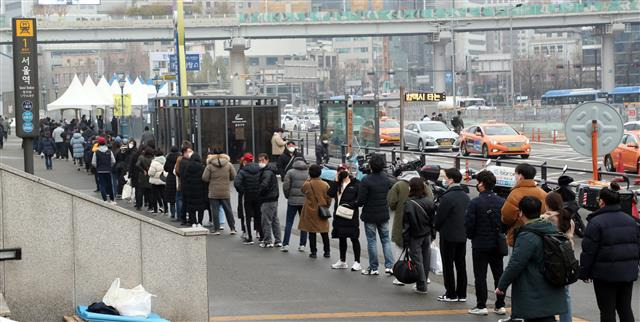 11일 오전 서울 중구 서울역광장에 마련된 신종 코로나바이러스 감염증(코로나19)  임시 선별검사소에서 시민들이 검사를 위해 줄 서 있다. 2021.12.11 뉴스1