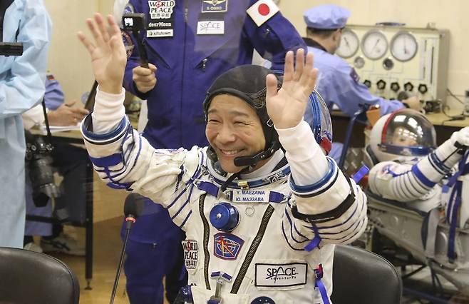 마에자와 유사쿠가 카자흐스탄 바이코누르에서 러시아 우주선에 탑승하기 전 우주복을 입고있다. 사진=AP 연합뉴스