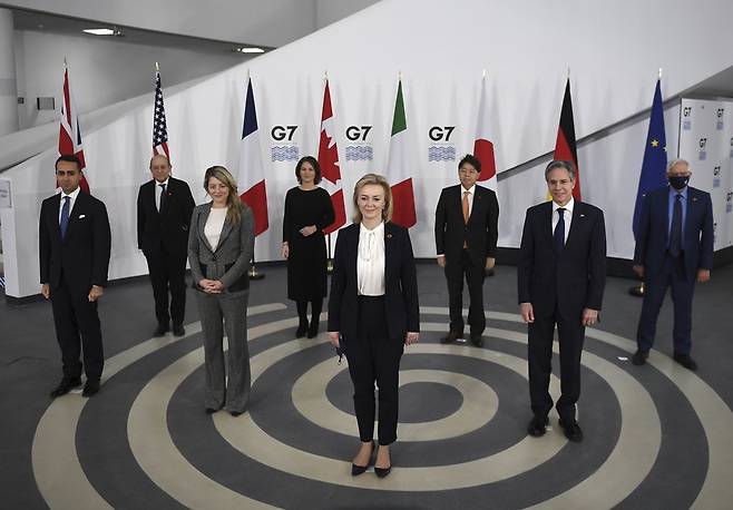 G7 외교장관 (리버풀[영국] 풀/AP=연합뉴스) G7 외교 수장들이 11일(현지시간) 영국 리버풀에서 열린 G7 외교·개발장관회의 중 기념사진을 촬영하고 있다.2021.12.11 photo@yna.co.kr