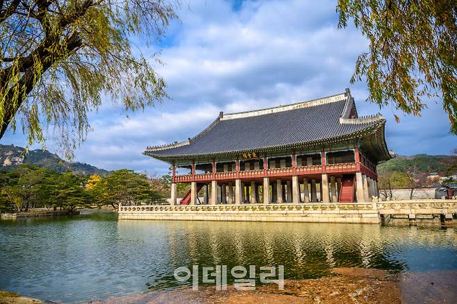 경복궁 경회루, 호랑이가 이곳까지 나타났다는 기록이 조선왕조실록에 남아있다.