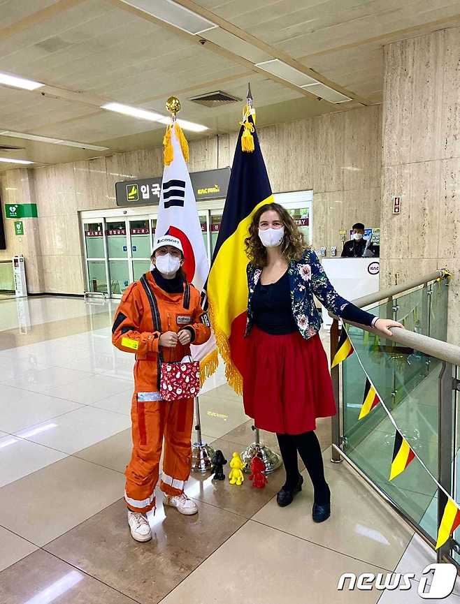 최연소 여성 세계 일주 기록에 도전 중인 자라 루더포드(왼쪽)와 주한 벨기에 대사관 관계자가 11일 김포공항에서 사진을 찍고 있다. © 뉴스1(주한 벨기에 대사관 페이스북 제공)
