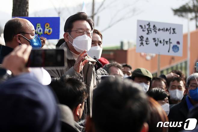 매타버스(매주 타는 민생버스) 다섯번째 행선지로 고향인 대구·경북(TK)을 찾은 이재명 더불어민주당 대선 후보가 12일 경북 문경시 가은역에서 꼬마열차에 탑승하기 전 시민들에게 지지를 호소하고 있다. 2021.12.12/뉴스1 © News1 오대일 기자