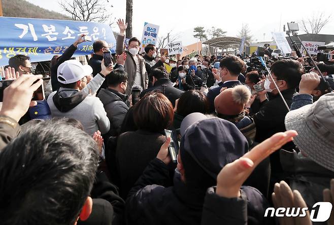 매타버스(매주 타는 민생버스) 다섯번째 행선지로 고향인 대구·경북(TK)을 찾은 이재명 더불어민주당 대선 후보가 12일 경북 문경시 가은역에서 꼬마열차에 탑승하기 전 시민들에게 인사하고 있다. 2021.12.12/뉴스1 © News1 오대일 기자