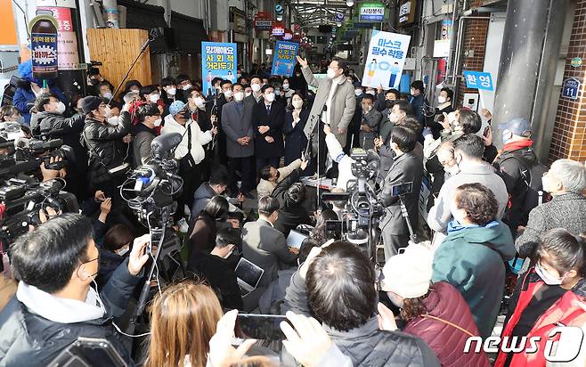 이재명 더불어민주당 대선 후보가 12일 오전 경북 예천군 예천읍 상설시장을 찾아 한 음식점 앞에서 지지를 호소하고 있다. 2021.12.12/뉴스1 © News1 공정식 기자