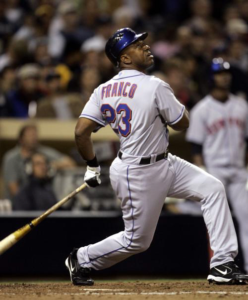뉴욕 메츠 훌리오 프랑코가 2006년 4월 21일(한국시각) 샌디에이고 파드리스전에서 8회 역대 최고령 홈런 기록을 갈아치우는 홈런을 날리고 있다. AP연합뉴스