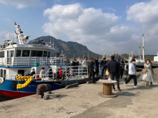 화순항으로 입항한 마라도 왕복 여객선에서 승객들이 하선하고 있다.(사진제공=서귀포해양경찰서)