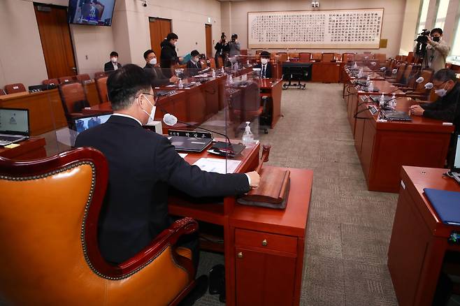 지난 9일 박광온(맨 앞) 국회 법제사법위원장이 서울 여의도 국회에서 열린 법제사법위원회 전체회의에서 의사봉을 두드리고 있다. /뉴시스
