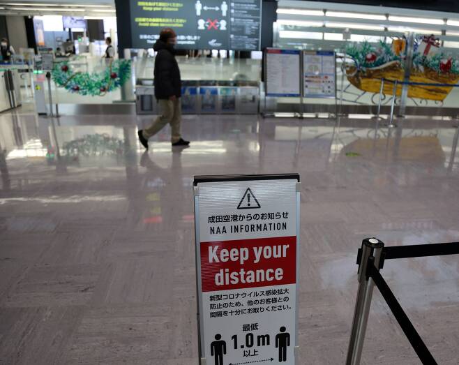 일본 수도권 관문인 나리타(成田)국제공항에 거리두기를 당부하는 표지판이 설치돼 있다. /연합뉴스
