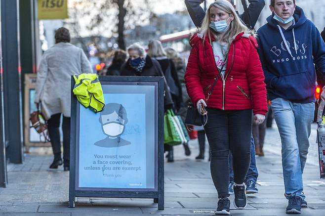 지난 10일(현지 시각) 영국 런던에서 마스크를 쓴 사람들이 거리를 걷고 있다. /신화연합뉴스