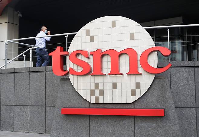 대만 신주에 위치한 TSMC 본사. 한 직원이 입구로 들어가고 있다. /AP 연합뉴스