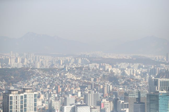 서울 중구 남산에서 바라본 서울 도심이 뿌옇게 보이고 있다.(자료사진)ⓒ데일리안 류영주 기자