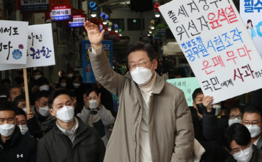 이재명 더불어민주당 대선 후보가 12일 오전 경북 예천군 예천읍 상설시장을 방문, 즉석연설을 하기에 앞서 시민들에게 인사하고 있다. 연합뉴스