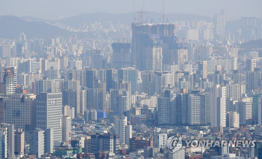 서울 중구 남산에서 바라본 서울시내 아파트. <연합뉴스>