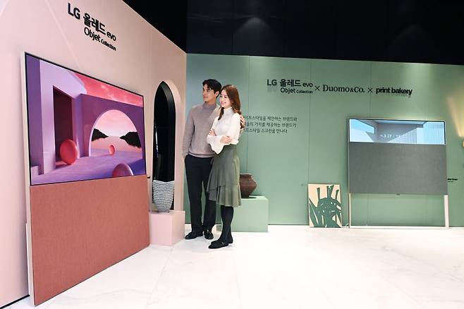 LG전자가 더현대 서울에서 LG 올레드 에보 오브제컬렉션 라이프스타일 전시를 선보인다. LG전자 모델들이 전시 공간을 소개하고 있다. [자료:LG전자]