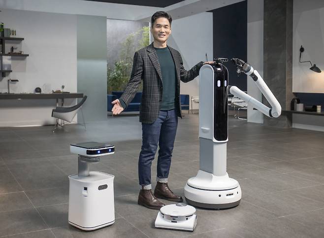 올해 1월 온라인으로 열린 CES 2021에서 승현준 삼성리서치 사장이 삼성봇 케어 제트봇 AI 삼성봇 핸디를 소개하고 있다.