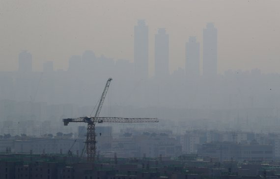 (수원=뉴스1) 김영운 기자 = 수도권의 미세먼지 농도가 한때 '나쁨' 수준을 보인 29일 오전 경기도 수원시 팔달산에서 내려다본 수원 시내가 뿌연 모습을 보이고 있다. 2021.11.29/뉴스1 /사진=뉴스1화상