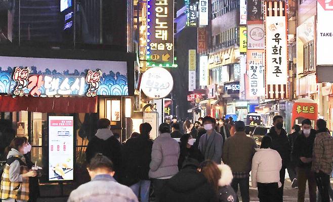 지난 5일 서울 종로 젊음의 거리 일대가 일요일임에도 인파로 북적이고 있다. 정부는 일상회복 시작 이후 빠르게 확산하고 있는 코로나 유행을 통제하기 위해 방역패스 적용 시설을 식당, 카페, 학원 등으로 확대한다. 연합뉴스