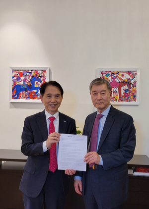 이광형 카이스트 총장(왼쪽)과 배희남 회장은 지난 9일 뉴욕 카이스트 캠퍼스 설립 양해각서에 서명했다. [사진=카이스트]
