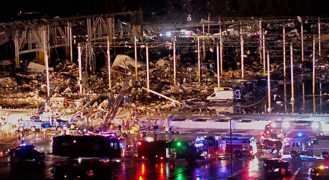 10일(현지시간) 미국 일리노이주 에드워즈빌에서는 온라인쇼핑몰인 아마존의 물류센터 일부가 무너져 내려 응급대원들이 구조 작업을 펼치고 있다. [로이터=연합뉴스]