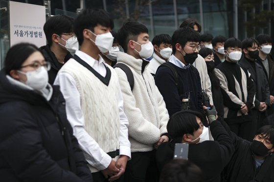 수능 생명과학Ⅱ 응시자 92명이 한국교육과정평가원을 상대로 제기한 정답 결정 처분 취소 소송의 첫 변론 기일이 열린 지난 10일 오후 서초구 서울행정법원 앞에서 재판을 마친 수험생과 소송대리인이 기자회견을 하고 있다. 연합뉴스