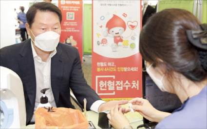 최태원 SK그룹 회장이 지난해 5월 헌혈에 참여한 모습.  SK 제공