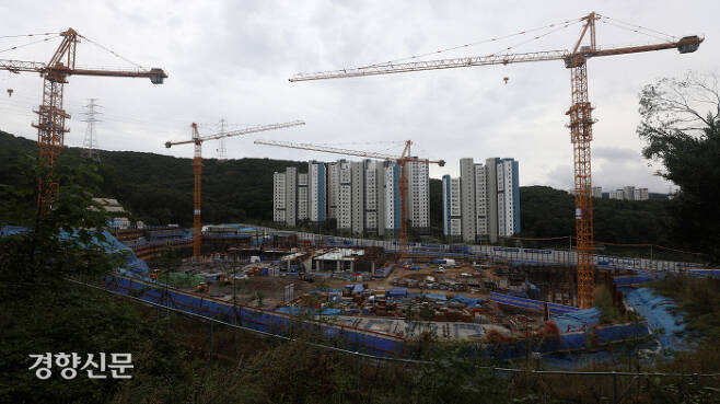 경기 성남시 대장동 일대에서 건설공사가 진행되고 있다. 권도현 기자