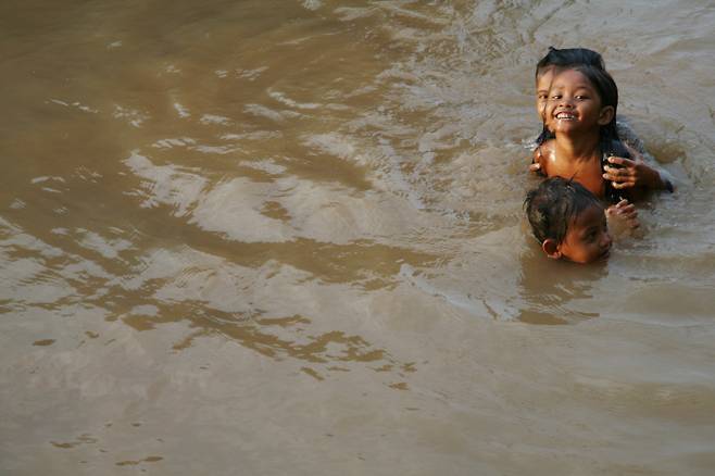 캄보디아 메콩강 유역에서 헤엄치며 노는 아이들. 사진 임종진. 피다 제공