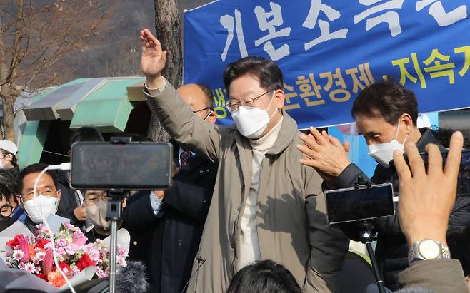 이재명 더불어민주당 대선 후보가 12일 경북 문경시 가은역을 찾아 꼬마열차에 탑승하기에 앞서 지지자들에게 인사하고 있다. 연합뉴스