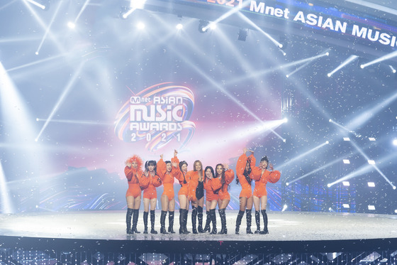 The 2021 Mnet Asian Music Awards (MAMA) took place at the CJ ENM Content Studio in Paju, Gyeonggi, on Saturday. Singer Lee Hyo-ri, who served as the awards’ first-ever female host, graced the stage with the all-female dance crews featured on Mnet’s hit competition show “Street Woman Fighter.” [CJ ENM]
