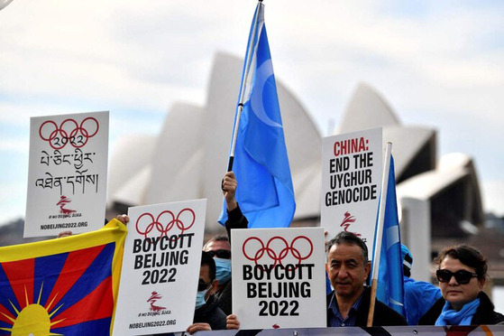 Protesters in Sydney urging a boycott of the Beijing Winter Olympics. [AFP/YONHAP]