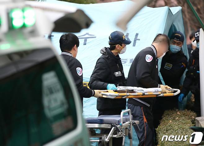 유한기 전 성남도시개발공사 개발사업본부장이 자택 인근에서 숨진 채 발견된 지난 10일 경기도 고양시 일산서구 한 아파트 단지에서 경찰 등이 시신을 수습하고 있다 /사진=뉴스1