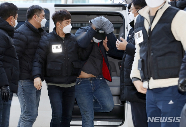 전 여자친구의 집에 찾아가 가족에게 흉기를 휘두른 혐의를 받는 20대 이모씨가 12일 오후 서울동부지방법원에서 열린 구속 전 피의자 심문(영장실질심사)에 출석하고 있다 /사진=뉴스1