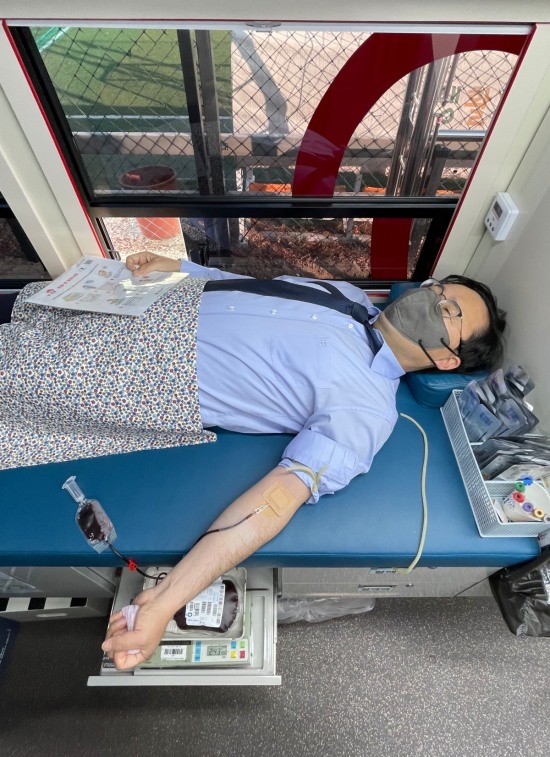 홍석준 의원이 10일 대구 달서구 이곡체육공원에서 진행된 헌혈 캠페인에 나서 헌혈을 했다.[홍석준 의원실 제공]