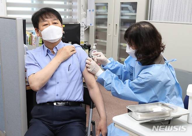 [서울=뉴시스] 김명원 기자 = 구윤철 국무조정실장이 3일 오전 서울 종로보건소에서 코로나19 백신 추가 접종(부스터 샷)을 하고 있다. (공동취재사진) 2021.12.03. photo@newsis.com